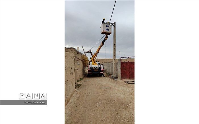 تعویض تیر‌برق‌های چوبی و فرسوده به تیر‌برق‌های بتنی و استاندارد در شهر زیارت