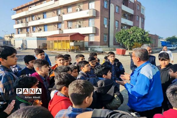 بازدید دانش‌آموزان از موسسه کشتی سازی شهید محلاتی بوشهر