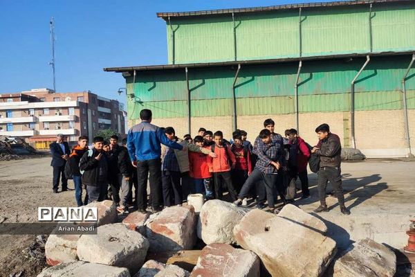 بازدید دانش‌آموزان از موسسه کشتی سازی شهید محلاتی بوشهر
