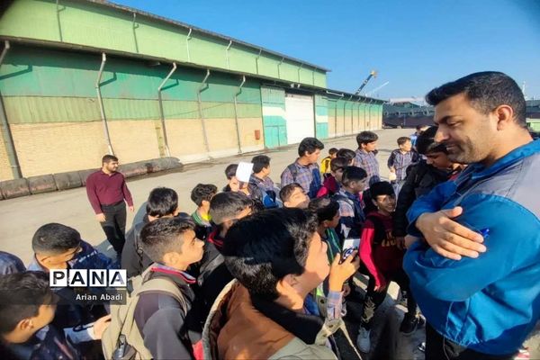 بازدید دانش‌آموزان از موسسه کشتی سازی شهید محلاتی بوشهر