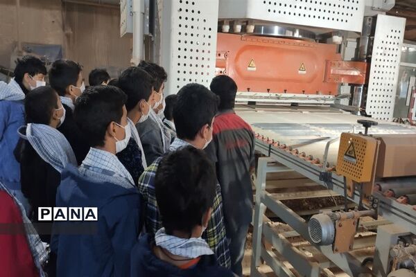 بازدید از کارخانه کاشی در راستای طرح اردوی راهیان پیشرفت شهرستان میبد