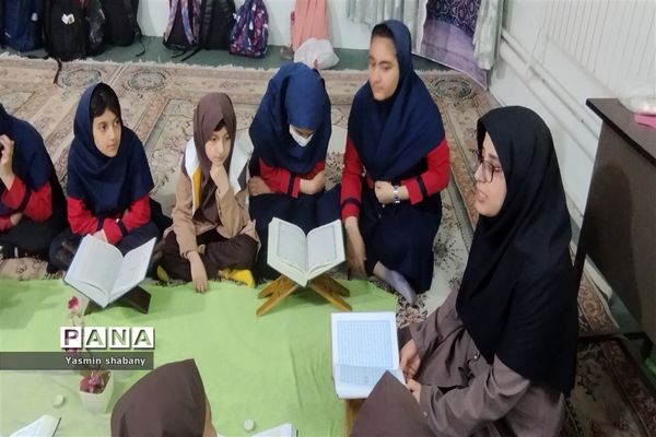 مراسم انس با قرآن ‌با حضور معاون پرورشی مدرسه پنجم مهر