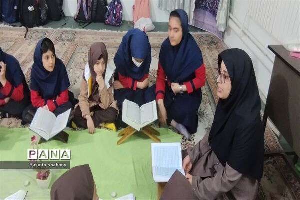 مراسم انس با قرآن ‌با حضور معاون پرورشی مدرسه پنجم مهر