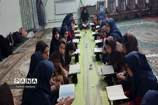 مراسم انس با قرآن ‌با حضور معاون پرورشی مدرسه پنجم مهر