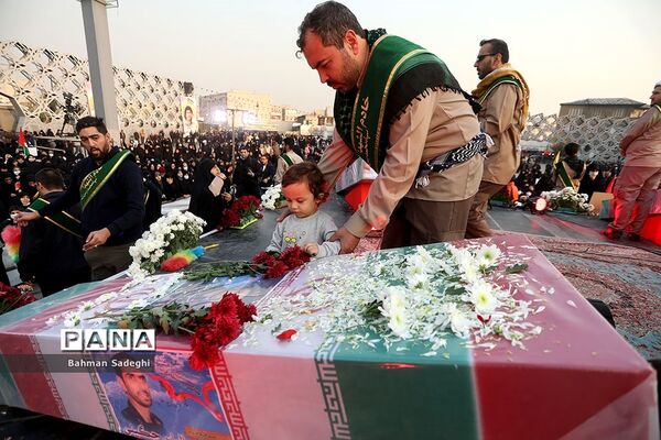 بدرقه ۹ شهید مدافع حرم در میدان امام حسین(ع)