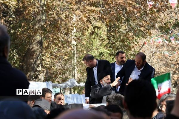 حضور فرهنگیان و دانش‌آموزان استان البرز در مراسم  استقبال از رئیس جمهوری