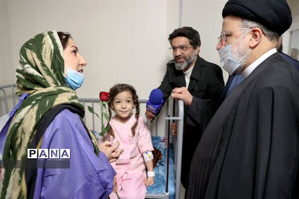 حضور فرهنگیان و دانش‌آموزان استان البرز در مراسم  استقبال از رئیس جمهوری