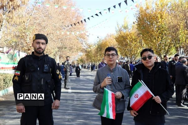 حضور فرهنگیان و دانش‌آموزان استان البرز در مراسم  استقبال از رئیس جمهوری