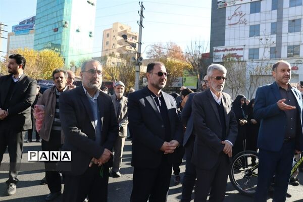 حضور فرهنگیان و دانش‌آموزان استان البرز در مراسم  استقبال از رئیس جمهوری