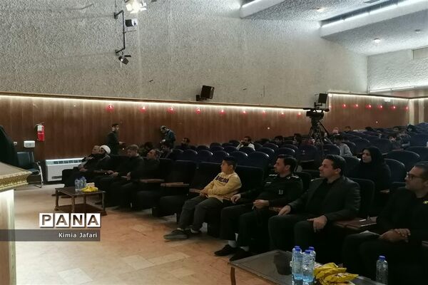 نشست اهالی هنر و رسانه شهرستان بافق با کارگردان و دیگر عوامل فیلم سینمایی اخت الرضا