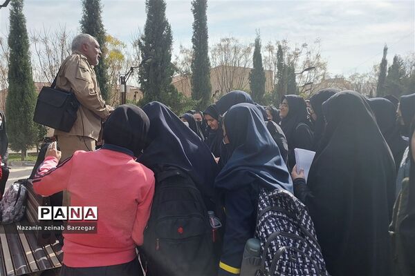 بازدید دانش آموزان دبیرستان دخترانه شاهد فیض از موزه دفاع مقدس