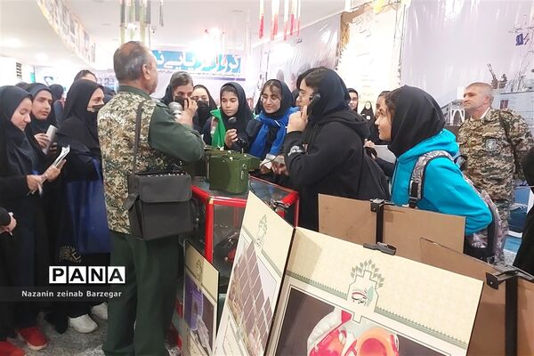 بازدید دانش آموزان دبیرستان دخترانه شاهد فیض از موزه دفاع مقدس