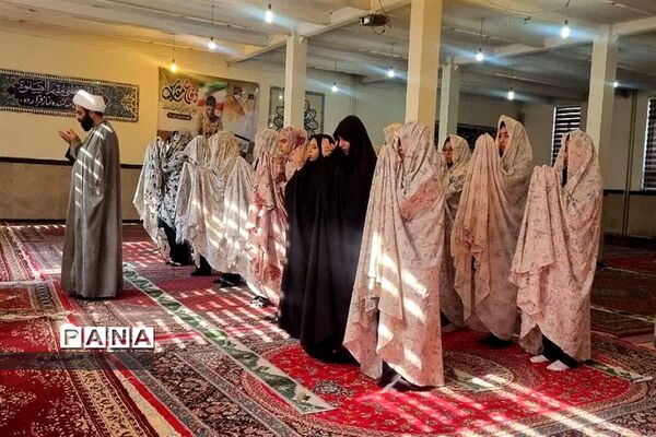 اقامه نماز جماعت‌ و محفل انس با قرآن در مدارس شهرستان ورامین
