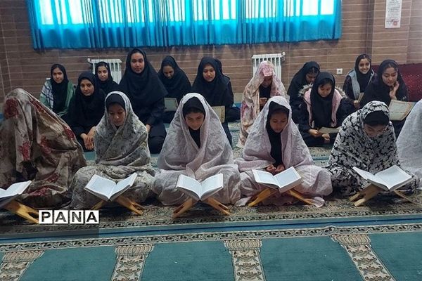 اقامه نماز جماعت‌ و محفل انس با قرآن در مدارس شهرستان ورامین