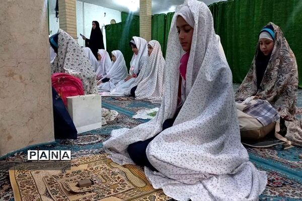 اقامه نماز جماعت‌ و محفل انس با قرآن در مدارس شهرستان ورامین