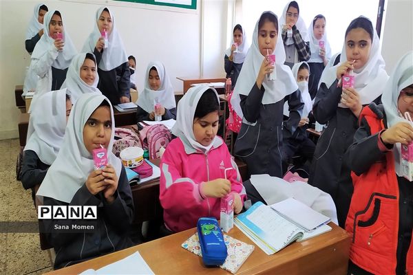 آغازتوزیع شیر در دبستان افشارنژاد۲