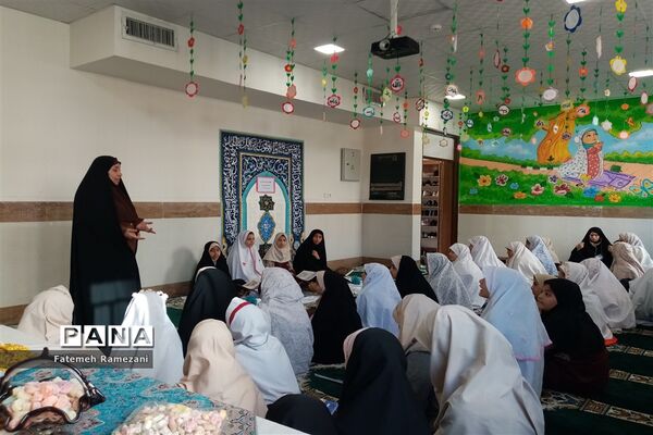 محفل انس با قرآن در دبستان ریحانه طهوریان ناحیه ۵