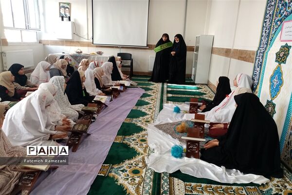 محفل انس با قرآن در دبستان ریحانه طهوریان ناحیه ۵