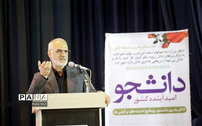 پیشرفت و آینده علمی کشور را معلمان تضمین می‌کنند