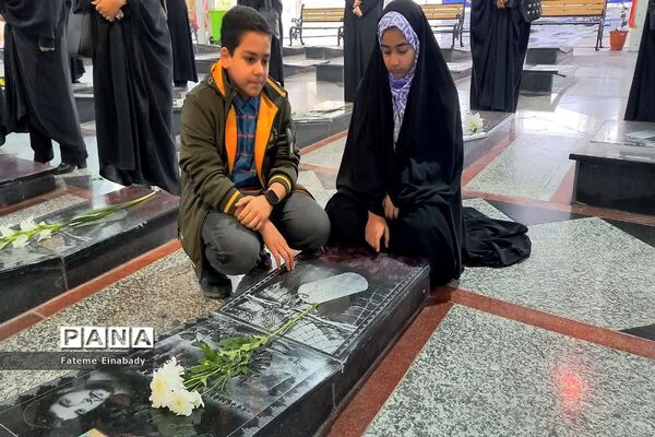 گلباران مزار شهدا به‌مناسبت گرامیداشت هفته مدارس و مراکز غیر دولتی  در شهرستان ملارد