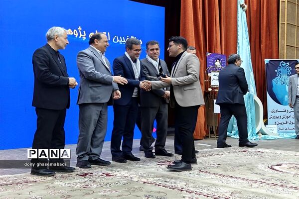 نواختن زنگ پژوهش و تجلیل از پژوهشگران برتر استان کرمانشاه