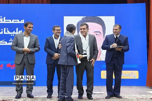 نواختن زنگ پژوهش و تجلیل از پژوهشگران برتر استان کرمانشاه