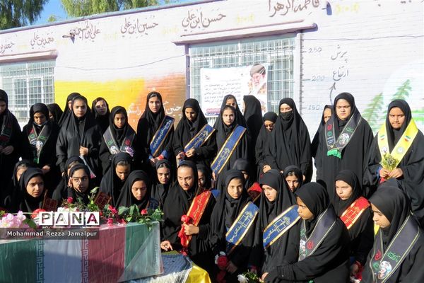 حضور پرشور دانش‌آموزان و فرهنگیان ششده و قره بلاغ در تشییع شهید گمنام