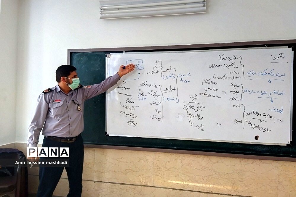 کارگاه هلال‌احمر ویژه دانش‌آموزان در دبیرستان ابن‌سینا رودهن