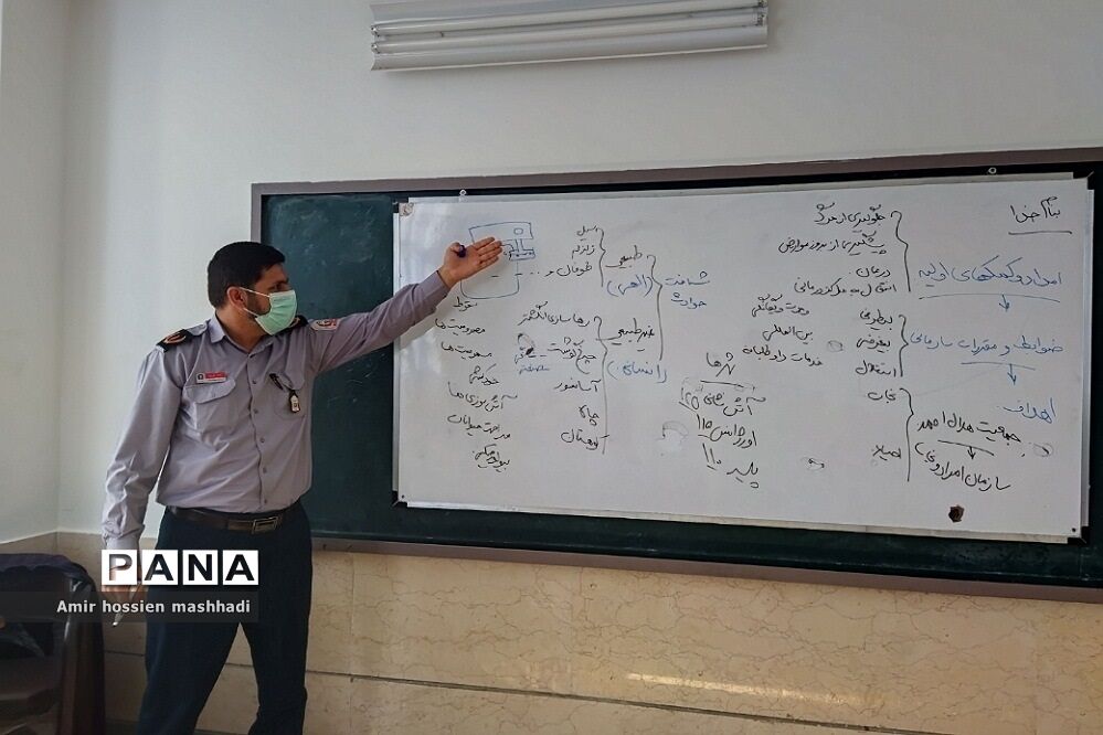 کارگاه هلال‌احمر ویژه دانش‌آموزان در دبیرستان ابن‌سینا رودهن
