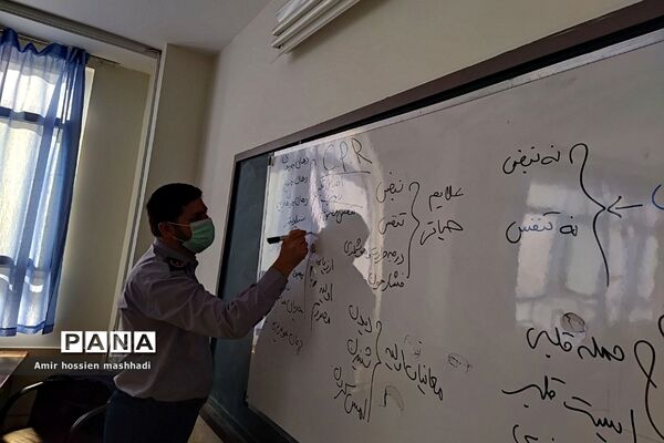 کارگاه هلال‌احمر ویژه دانش‌آموزان در دبیرستان ابن‌سینا رودهن