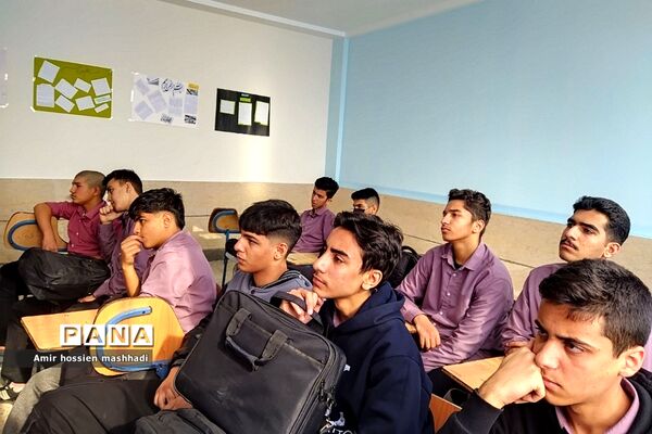 کارگاه هلال‌احمر ویژه دانش‌آموزان در دبیرستان ابن‌سینا رودهن