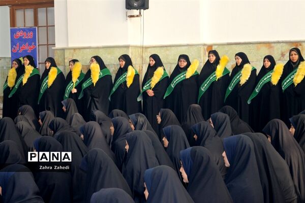 تشییع شهید گمنام در جمع دانش‌آموزان دهه هشتادی