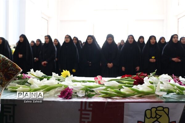 تشییع شهید گمنام در جمع دانش‌آموزان دهه هشتادی
