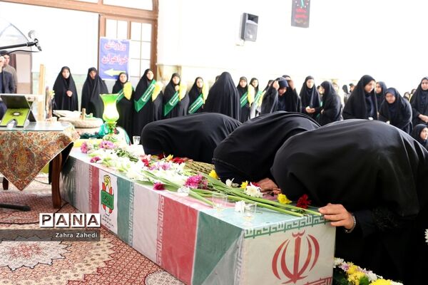 تشییع شهید گمنام در جمع دانش‌آموزان دهه هشتادی