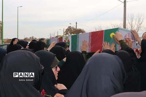 تشییع شهید گمنام در جمع دانش‌آموزان دهه هشتادی