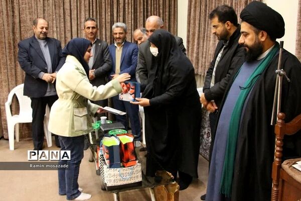 مراسم تجلیل از دانشجویان رتبه برتر کنکور سراسری در دفتر امام جمعه بخش رودهن