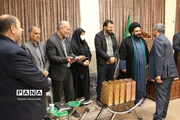 مراسم تجلیل از دانشجویان رتبه برتر کنکور سراسری در دفتر امام جمعه بخش رودهن