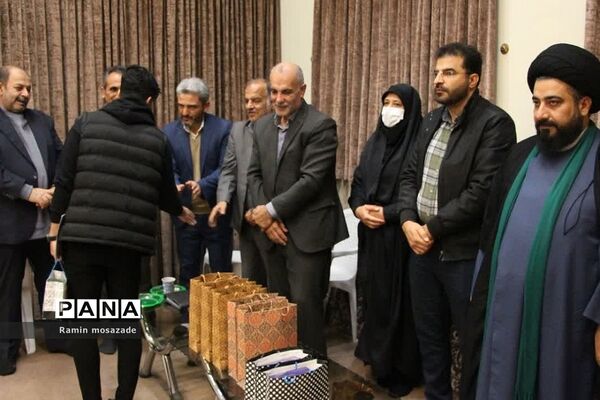 مراسم تجلیل از دانشجویان رتبه برتر کنکور سراسری در دفتر امام جمعه بخش رودهن