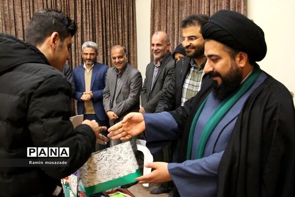 مراسم تجلیل از دانشجویان رتبه برتر کنکور سراسری در دفتر امام جمعه بخش رودهن