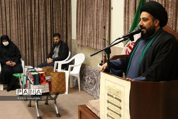 مراسم تجلیل از دانشجویان رتبه برتر کنکور سراسری در دفتر امام جمعه بخش رودهن