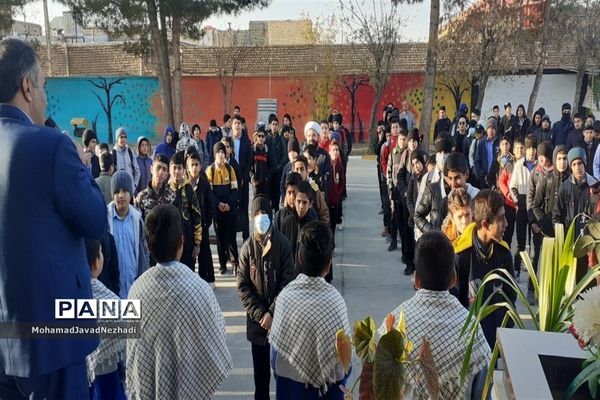 حضور صمیمی نماینده ترشیز کهن به همراه مدیر آموزش و پرورش در دبیرستان آیت الله خامنه‌ای خلیل  آباد