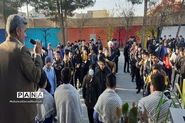 حضور صمیمی نماینده ترشیز کهن به همراه مدیر آموزش و پرورش در دبیرستان آیت الله خامنه‌ای خلیل  آباد