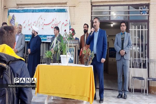 حضور صمیمی نماینده ترشیز کهن به همراه مدیر آموزش و پرورش در دبیرستان آیت الله خامنه‌ای خلیل  آباد