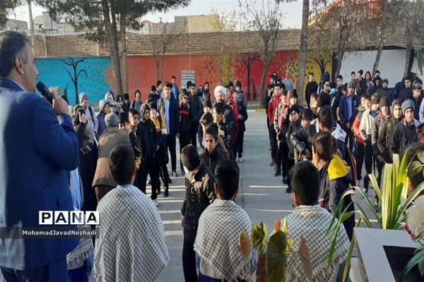 حضور صمیمی نماینده ترشیز کهن به همراه مدیر آموزش و پرورش در دبیرستان آیت الله خامنه‌ای خلیل  آباد