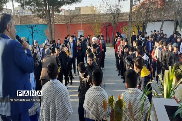 حضور صمیمی نماینده ترشیز کهن به همراه مدیر آموزش و پرورش در دبیرستان آیت الله خامنه‌ای خلیل  آباد
