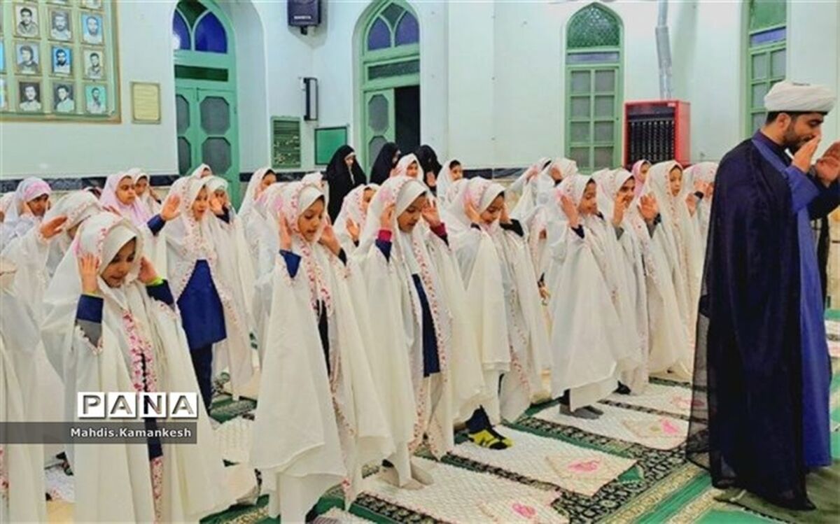 جشن عبادت دانش‌آموزان دختر در پاکدشت / فیلم
