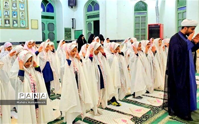 جشن عبادت دانش‌آموزان دختر در پاکدشت / فیلم