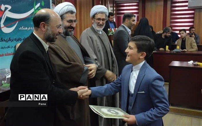 دانش‌آموز خبرنگار پانا نفر اول قصه‌گویی جشنواره فرهنگی خط سرخ عاشورایی شد