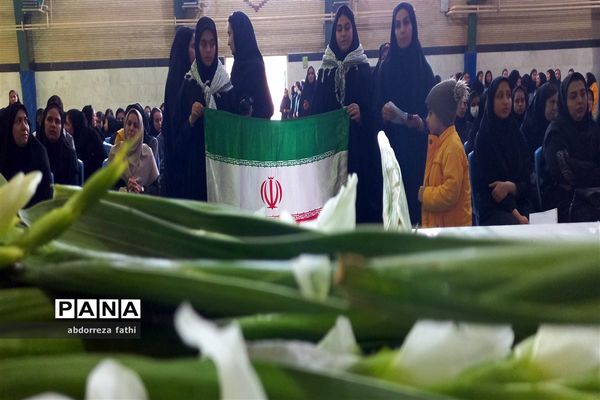 استقبال دانش‌‌آموزان شهرستان دلیجان از شهیدان  گمنام