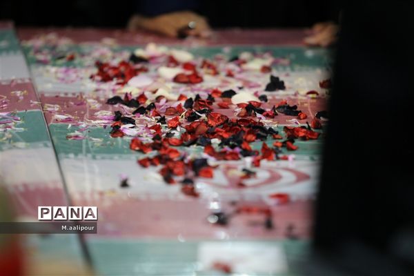 استقبال دانش‌آموزان از شهدای گمنام